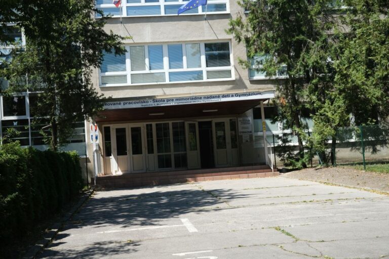 Podpálil školu a sám zahynul Podpálil školu a sám zahynul