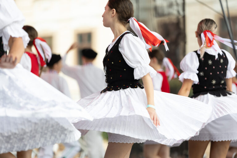 Slovenský deň kroja: Račan, Chlopi z Heľpy, Praslica