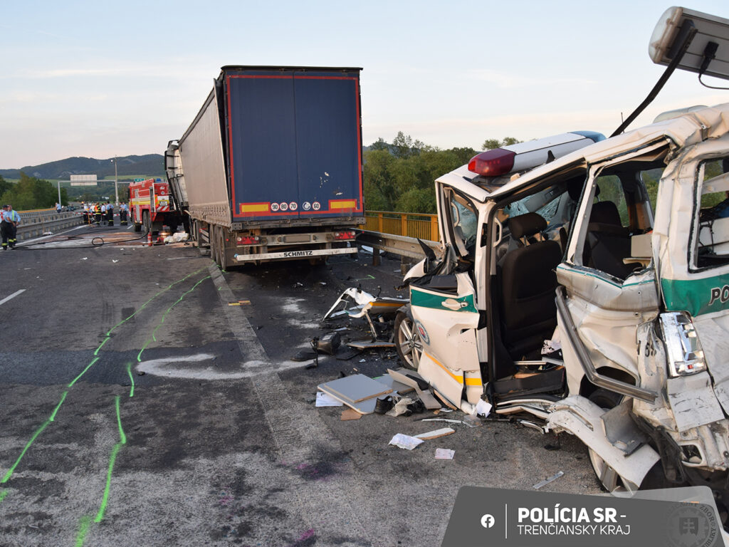 Do hasičov počas zásahu na diaľnici D1 narazilo auto