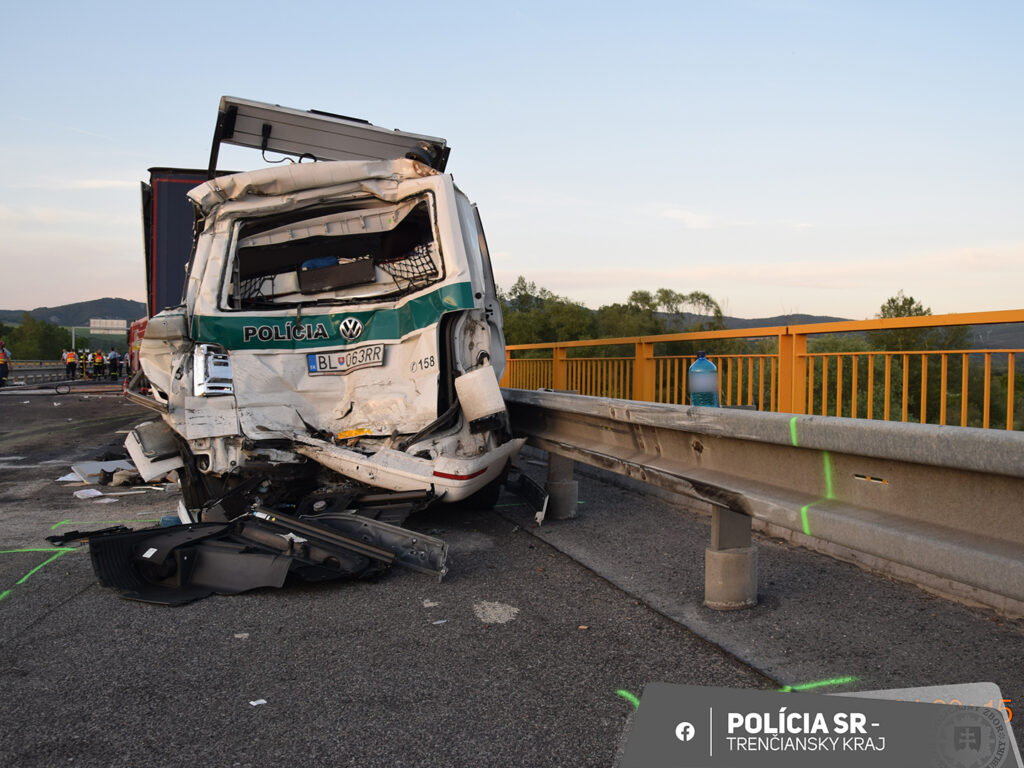 Do hasičov počas zásahu na diaľnici D1 narazilo auto