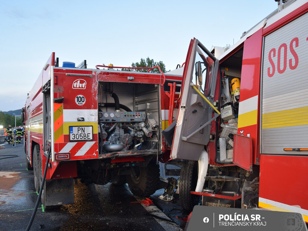 Do hasičov počas zásahu na diaľnici D1 narazilo auto