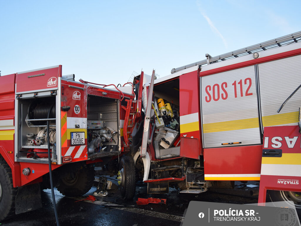 Do hasičov počas zásahu na diaľnici D1 narazilo auto