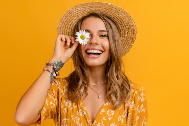 Nebuďte „milá“. Buďte neodolateľná. 7 drobností, ktoré vás spravia príťažlivejšou attractive smiling summer