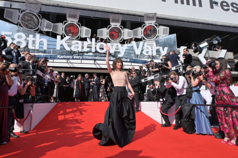 Červený koberec: KVIFF v Karlových Varoch otvoril svoju 58. sezónu Eliška Krenková