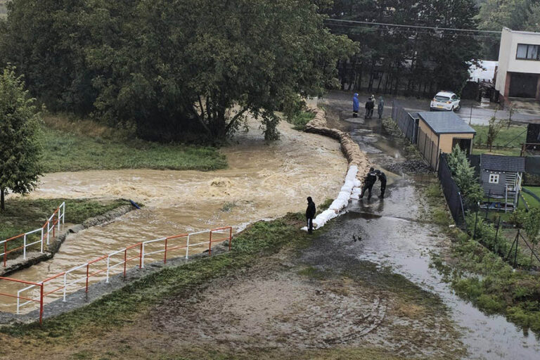 V obci Kuchyňa museli evakuovať približne sto ľudí, situácia nie je priaznivá ani v Devinskej Novej Vsi