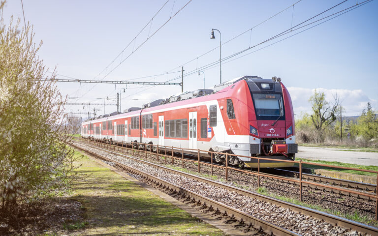 Slovenské železnice zažili silný rok. Modernizácia tratí, nové technológie aj vyššia bezpečnosť ZSSK Panter