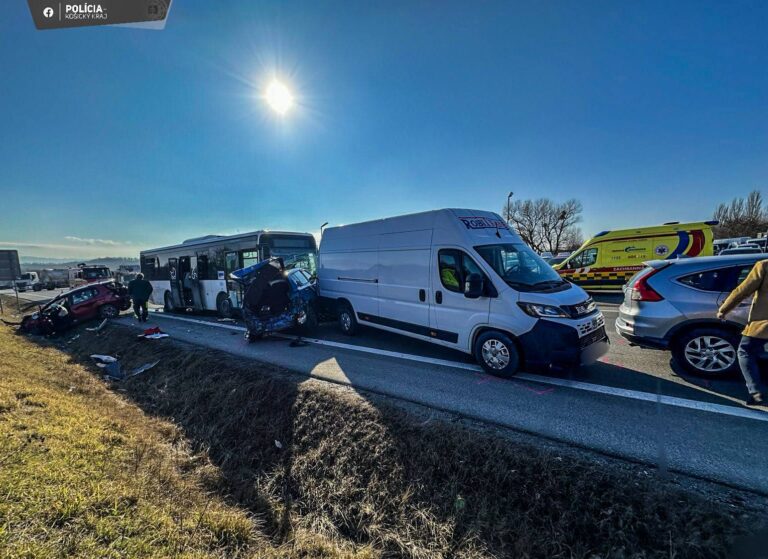 Hromadná nehoda pri Košiciach: Zrazilo sa šesť áut a autobus, cesta je neprejazdná Hromadná nehoda pri Košiciach: Zrazilo sa šesť áut a autobus, cesta je neprejazdná
