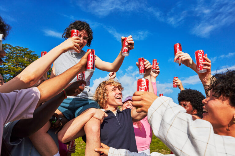 Pripite si na priateľstvo štýlovo s personalizovanou plechovkou Coca-Cola