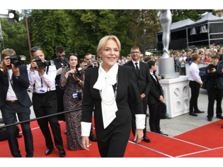 Diamantové šperky žiaria na červenom koberci vo Varoch: Festivalové osobnosti v lesku luxusu Dagmar Havlová MFF Karlovy Vary
