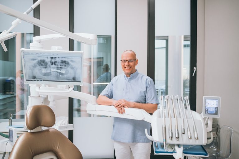 Dentálnu hygienu si vyžadujú aj implantáty. Čo by ste o nich ešte mali vedieť?