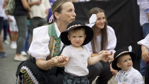 Slovenský deň kroja nie je len prehliadkou farieb, piesní a tanca. Je to predovšetkým stretnutie ľudí, ktorí prišli na Námestie SNP v Banskej Bystrici, aby spoločne oslávili tradície a hrdosť na naše kultúrne dedičstvo. A ich reakcie hovoria za všetko.