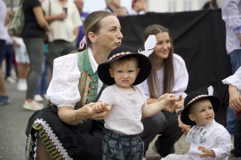 Ako chutí Slovenský deň kroja? Prezradili návštevníci (video) Slovenský deň kroja nie je len prehliadkou farieb, piesní a tanca. Je to predovšetkým stretnutie ľudí, ktorí prišli na Námestie SNP v Banskej Bystrici, aby spoločne oslávili tradície a hrdosť na naše kultúrne dedičstvo. A ich reakcie hovoria za všetko.