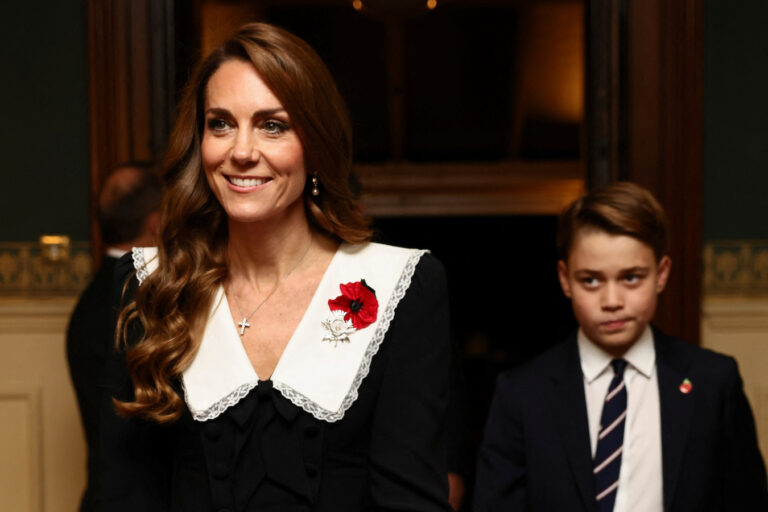 Princezná z Walesu dojala Britániu: na spomienku prišla s náušnicami po kráľovnej a makom z hodvábu Princezná z Walesu dojala Britániu: na spomienku prišla s náušnicami po kráľovnej a makom z hodvábu