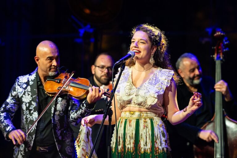 Speváčka Júlia Kozáková a jej hudba, ktorá spája svety