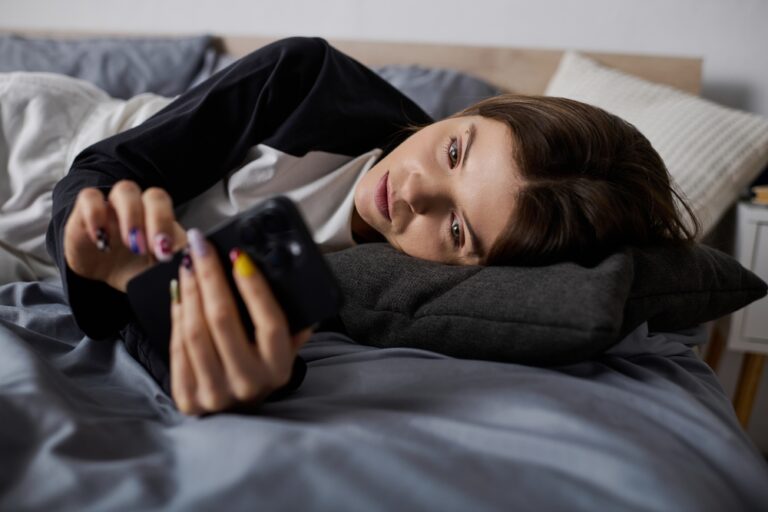 Bed rotting: Trend, ktorý milujú unavené ženy. Oddych alebo pasca? bed rotting