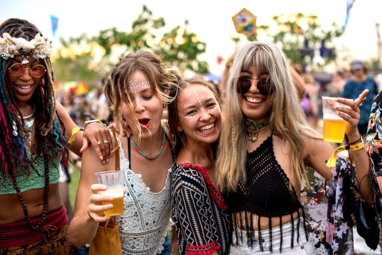 Kovbojské čižmy, šatky či bikiny. Vyskladajte si festivalový outfit s módnou stylistkou
