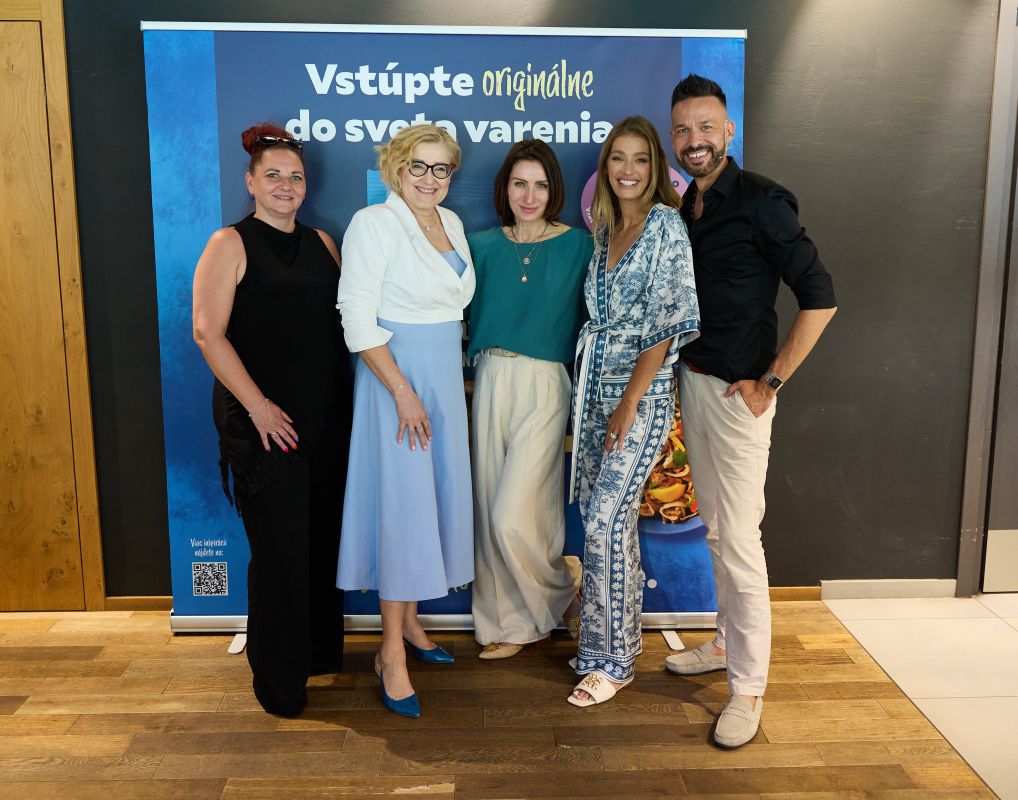 Na tému benefitov domáceho varenia diskutovali zľava Mária Soboličová, Úsmev ako dar, detská psychologička Mária Tóthová Šimčáková, Elena Matušková, PODRAVKA INTERNATIONAL, ambasádorka Jasmina Alagič, moderátor podujatia Roman Juraško.