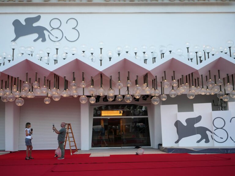 Začal sa filmový festival v Benátkach. Červený koberec opäť patrí hviezdam 83. filmový festival v Benátkach