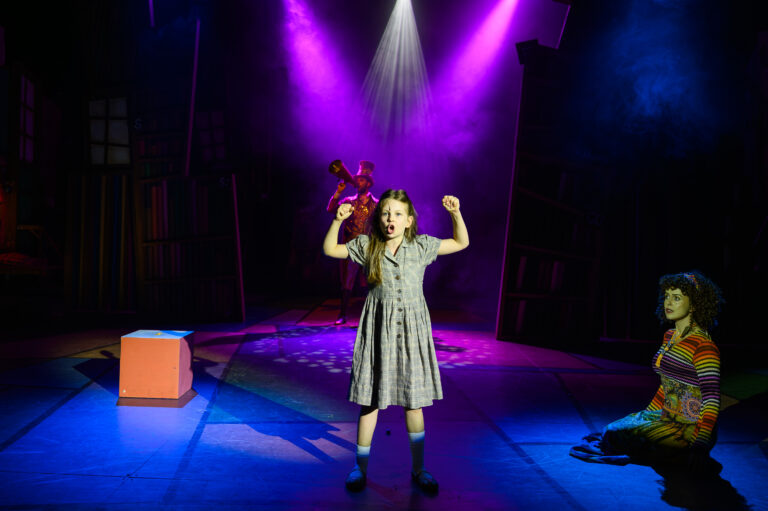 Slávny rodinný muzikál MATILDA ožíva na javisku Divadla Nová scéna
