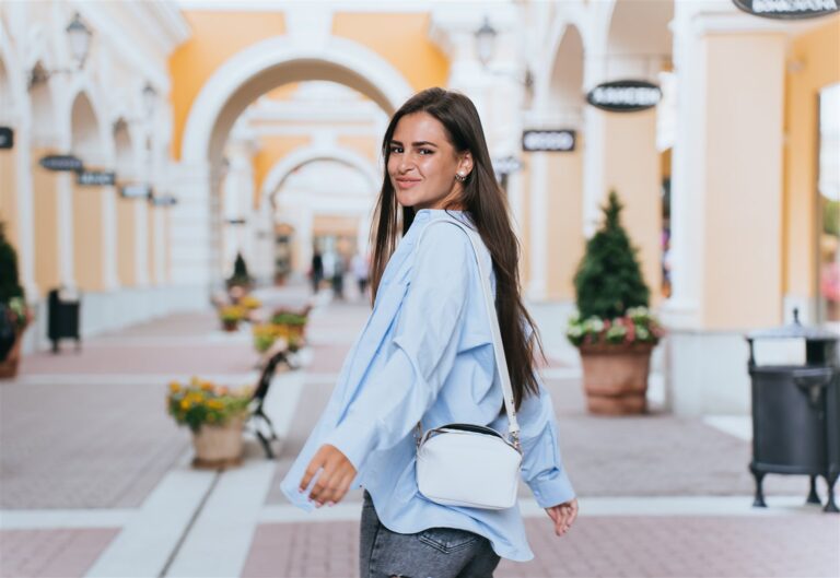 Čo si obliecť k crossbody kabelke, aby bol každodenný look vyvážený crossbody kabelka