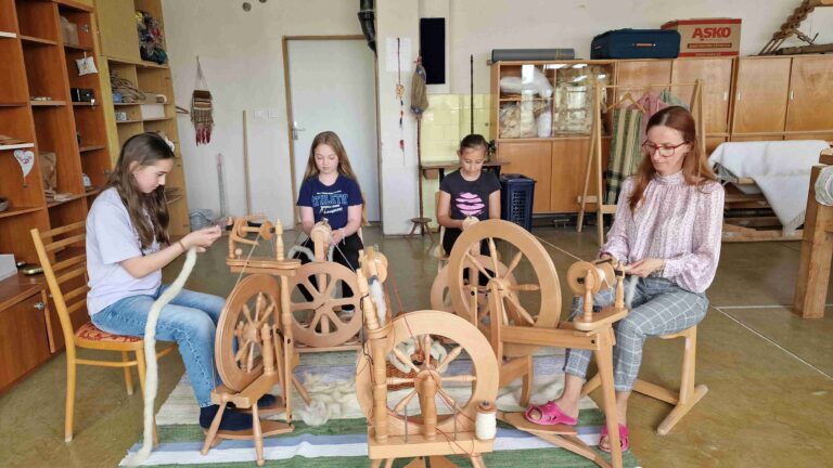 Deti nepotrebujú v škole len vedomosti. Psychologička vysvetľuje, čo im pomáha zvládať stres a cítiť sa bezpečne