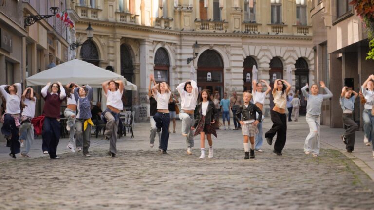 Flashmob v centre Bratislavy! Text skladby vám doslova vyrazí dych