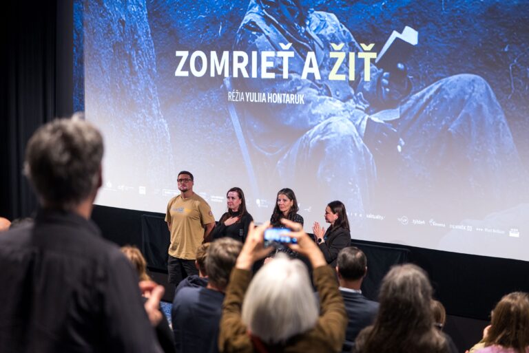 Oceňovaný dokument Zomrieť a žiť prichádza do kín. Približuje osudy mužov, ktorým vojna navždy zmenila život Zomrieť a žiť